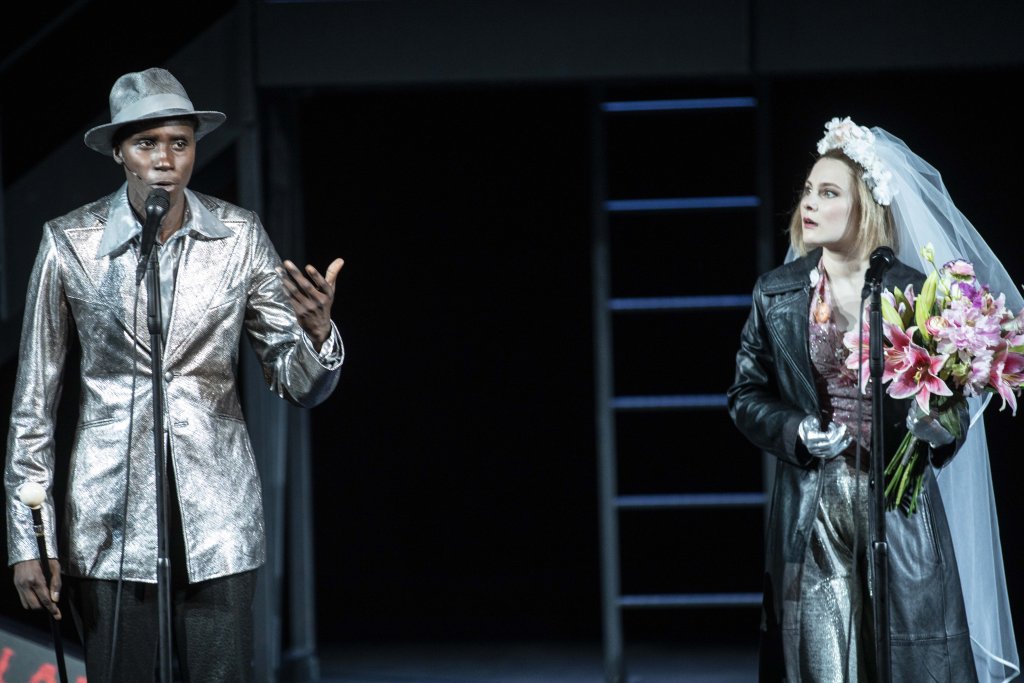 Le mariage de Macheath (Birane Ba) avec Polly Peachum (Marie Oppert). (Photo Jean-Louis Fernandez).